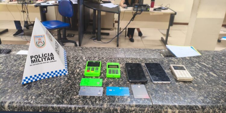 Taxista é preso após tentar cobrar corrida de R$ 3,4 mil de turistas em Copacabana