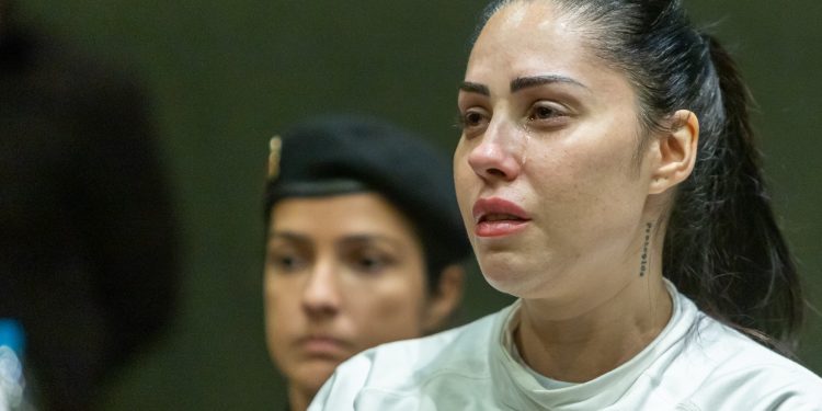Monique Medeiros, mãe de Henry Borel, deixa a cadeia após receber perdão judicial no julgamento do filho