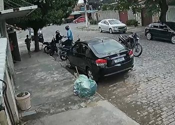 Mulher com joias avaliadas em R$ 8 mil é assaltada na porta de casa em Cabo Frio