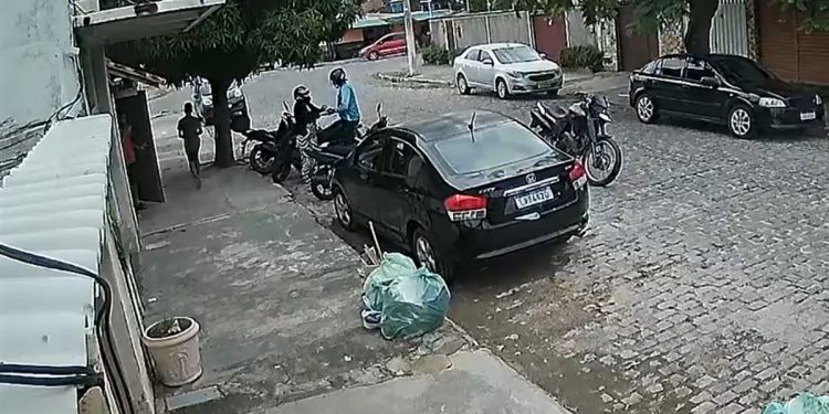 Mulher com joias avaliadas em R$ 8 mil é assaltada na porta de casa em Cabo Frio