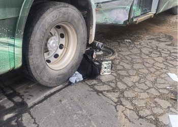 Motociclista fica gravemente ferido após acidente com ônibus na BR-356, em Itaperuna