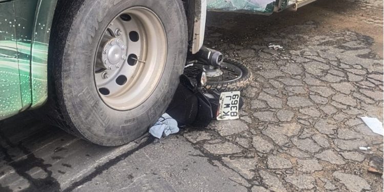 Motociclista fica gravemente ferido após acidente com ônibus na BR-356, em Itaperuna