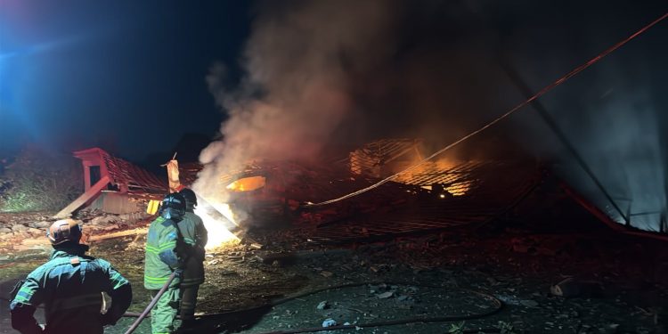 Explosão atinge galpão em Nova Iguaçu